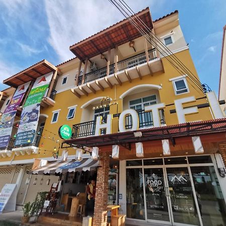 Baan URT Suratthani Airport Hotel Surat Thani Buitenkant foto