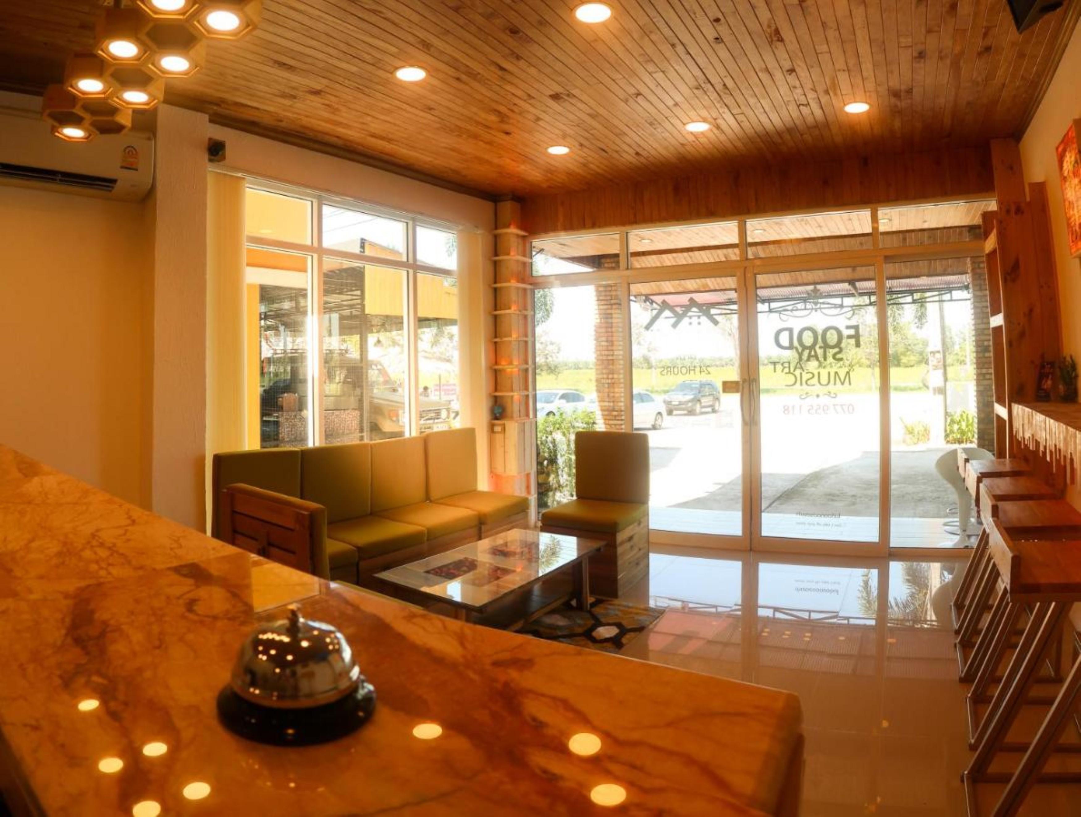 Baan URT Suratthani Airport Hotel Surat Thani Buitenkant foto